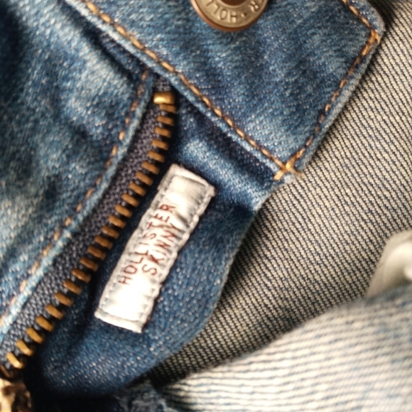 Hollister Distressed Skinny Medium Wash Jeans - Picture 5 of 11